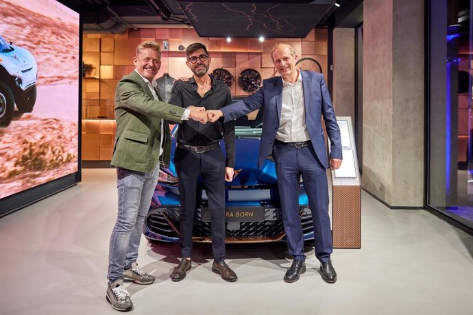 El presidente de Cupra, Wayne Griffiths, (izq) en la preinauguración del Garage de la compañía en Milán (Italia)