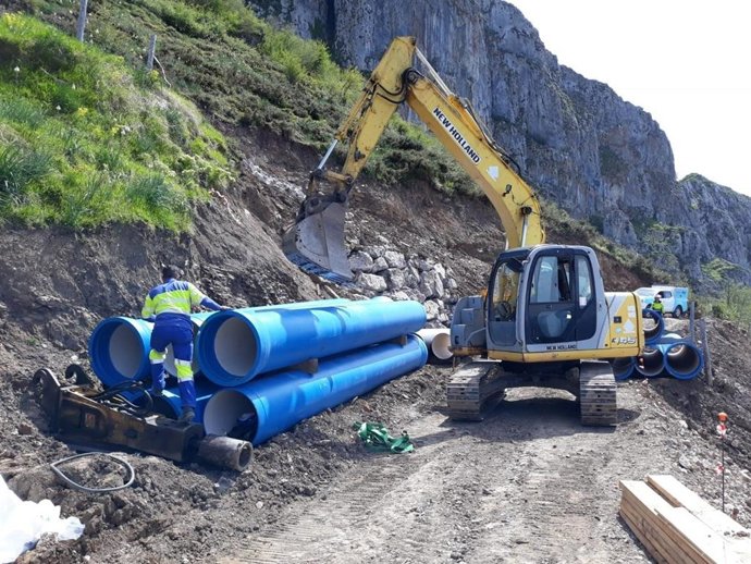Archivo - Arreglo de la traida de aguas de Los Arrudos (Laviana) por la EMA (Archivo)