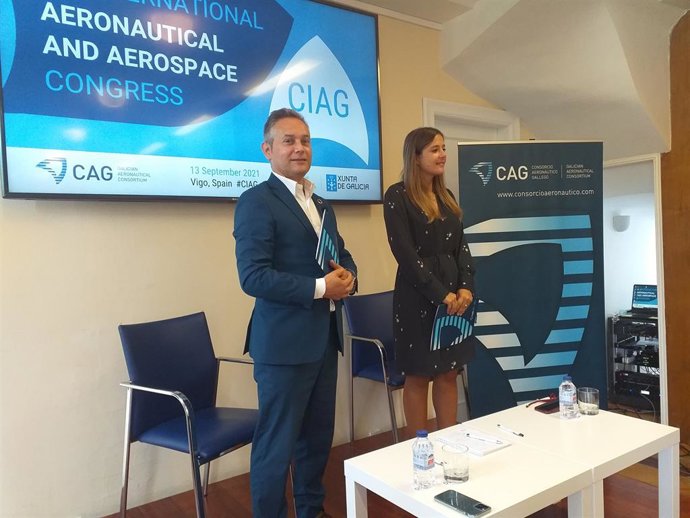 El presidente del Consorcio Aeronáutico de Galicia (CAG), Enrique Mallón, y la secretaria técnica de la entidad, Jennnifer González, durante la presentación del IV Congreso Internacional Aeronáutico y Espacial.