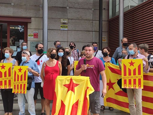 La diputada de la CUP Laia Estrada i el regidor a Reus (Tarragona) Edgar Fernández, el 9 de setembre de 2021.