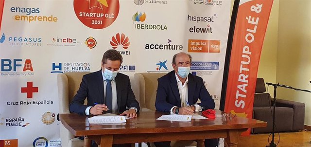 El CEO de Enisa, José Bayón López, y el consejero delegado de Enagás, Marcelino Oreja, durante la firma del acuerdo entre ambas entidades.