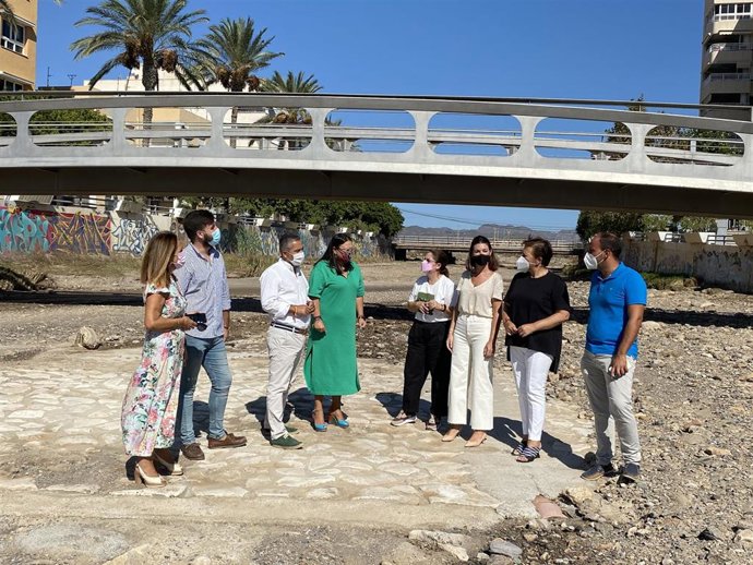 Ruiz Jódar, acompañada por sus homólogos parlamentarios Jesús Cano, Clara Valverde, Inmaculada Lardín, e Isabel María Sánchez Ruiz, en una rambla