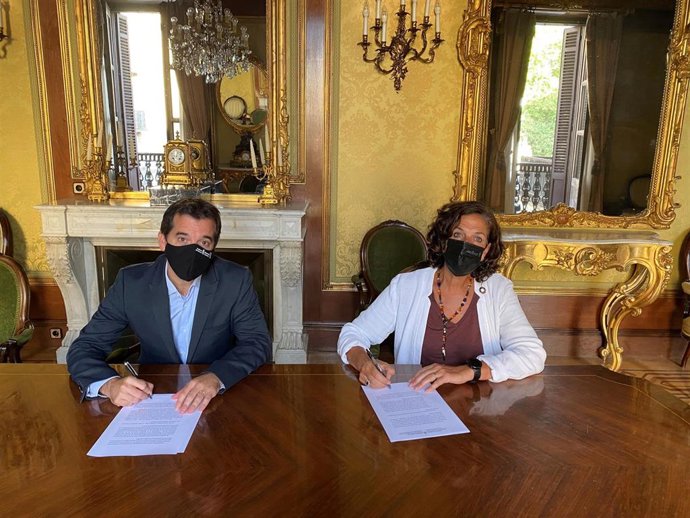 El consejero de Desarrollo Económico, Mikel Irujo, y la consejera de Desarrollo Rural y Medio Ambiente, Itziar Gómez, en la fima del convenio