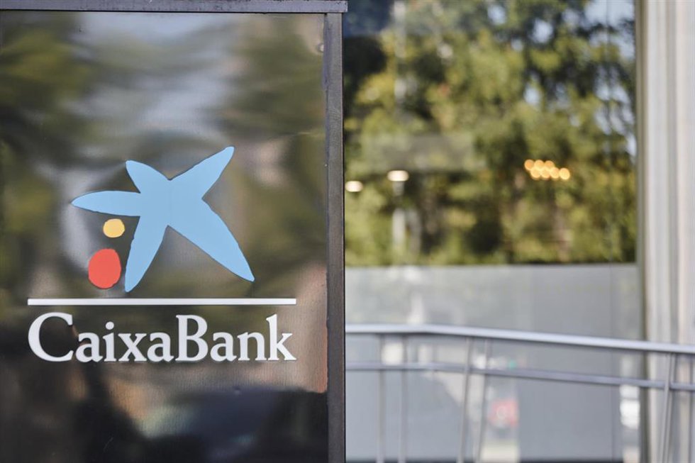 Archivo - Distintivo de las oficinas de Caixabank