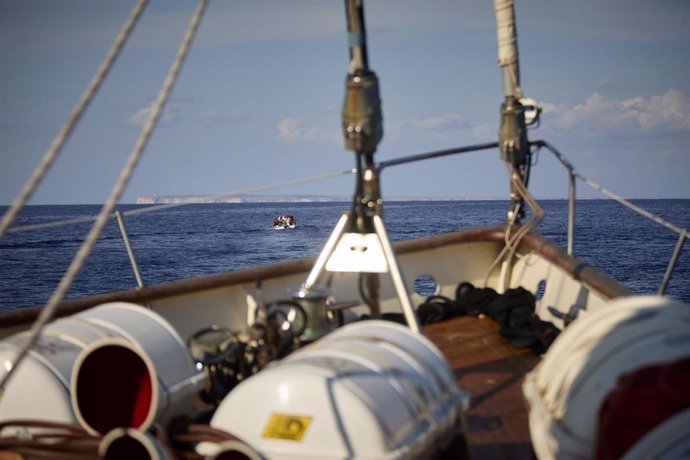 El barco 'Astral', de la ONG Open Arms, se aproxima a una pequeña barca pesquera donde viajan migrantes procedentes de Chebba (Túnez), en el Mar Mediterráneo, a 8 de septiembre de 2021, a 10 millas de la isla de Lampedusa (Italia).