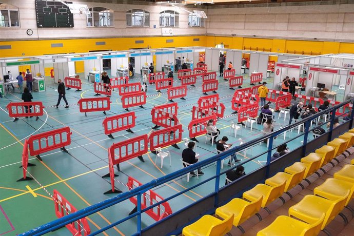Archivo - Varias personas realizan cola para que les suministren la vacuna contra la Covid-19 en el dispositivo de vacunación puesto en marcha en el polideportivo Germans Escalas, en Palma, a 8 de marzo de 2021.