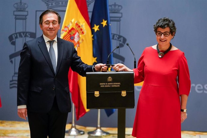 Archivo - El nuevo ministro de Asuntos Exteriores, Unión Europea y Cooperación, José Manuel Albares, recibe la cartera ministerial de manos de su predecesora, Arancha González Laya