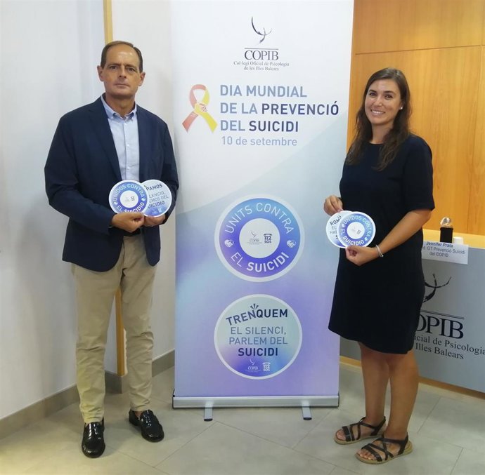 El decano del Copib, Javier Torres, y la coordinadora del Grupo de Trabajo de Investigación, prevención y asistencia a la conducta suicida, Jennifer Prata.