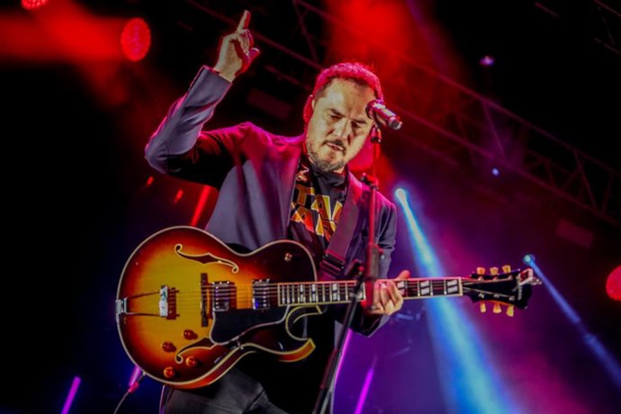 Archivo - El cantautor Ismael Serrano durante la presentación de su nuevo disco Seremos en Noches del Botánico, a 2 de julio de 2021, en Madrid, (España).