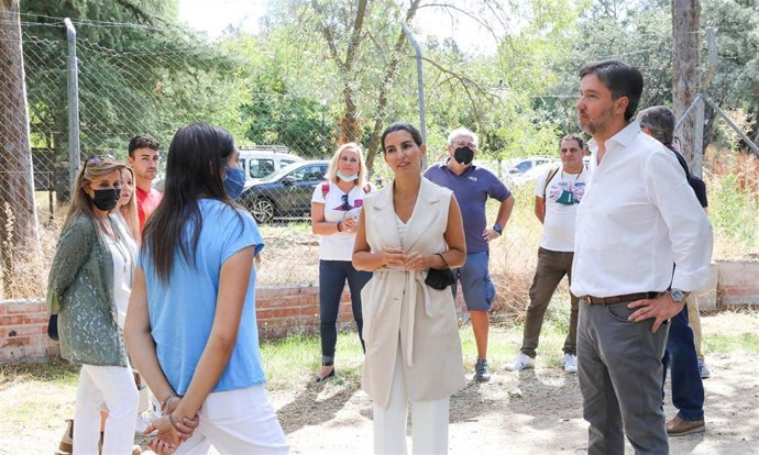 La portavoz de Vox en la Asamblea de Madrid, Rocío Monasterio (centro), y el diputado de Vox en la Asamblea José Luis Ruiz Bartolomé (d), frente al centro de menores extranjeros no acompañados de Casa de Campo, a 9 de septiembre de 2021, en Madrid (Espa
