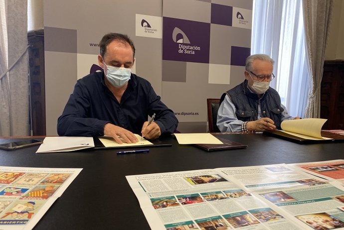 Benito Serrano (Izda) Y Agustín Escolano Firman En Convenio De Colaboración.