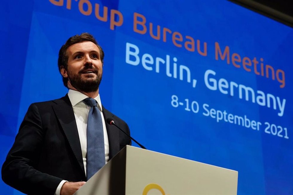 El líder del PP,  Pablo Casado, asiste a un encuentro de líderes del PPE en Berlín. Allí coincide con la canciller Angela Merkel.