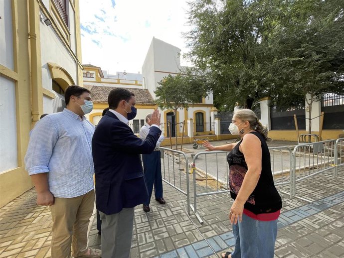 El portavoz popular en el Ayuntamiento, Juan de la Rosa, visita el CEIP Borbolla.