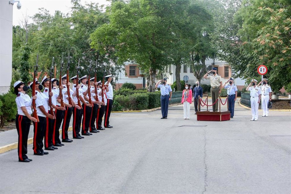 El Rey Felipe VI junto a la ministra de Defensa, Margarita Robles, a su llegada al Mando de Operaciones (MOPS)