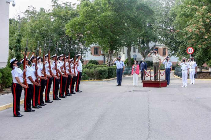 El Rey Felipe VI (c), hace el saludo militar, en presencia de la ministra de Defensa, Margarita Robles, a su llegada al mando de operaciones (MOPS), en la base de Retamares de Pozuelo de Alarcón, a 9 de septiembre de 2021, en Madrid (España). El objetiv