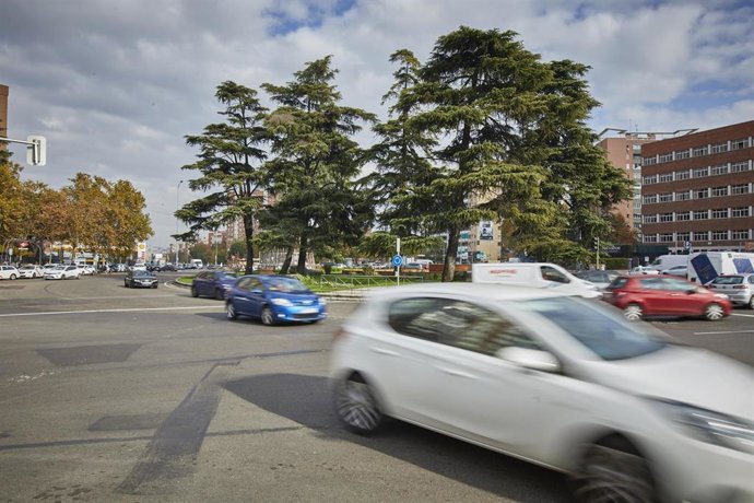 Archivo - Vehículos en las inmediaciones de Plaza Elíptica en Madrid (España), a 25 de noviembre de 2020. Plaza Elíptica se convertirá en Zona de Bajas Emisiones (ZBE) en 2021 llevando aparejada la restricción de la circulación a los vehículos sin etiqu