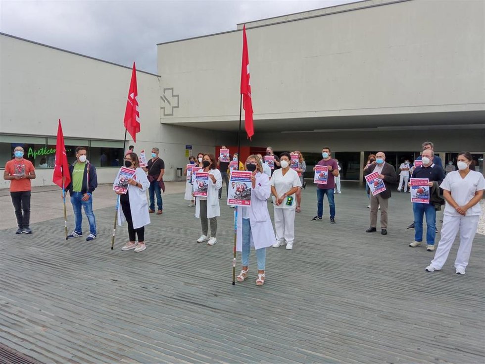 Concentración ante los hospitales gallegos convocada por la CIG para reclamar la recuperación de los "sueldoso robados"