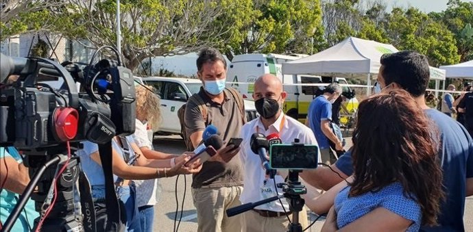 El subdelegado del Gobierno en Málaga, Javier Salas, atiende a los medios en el incendio de Sierra Bermeja