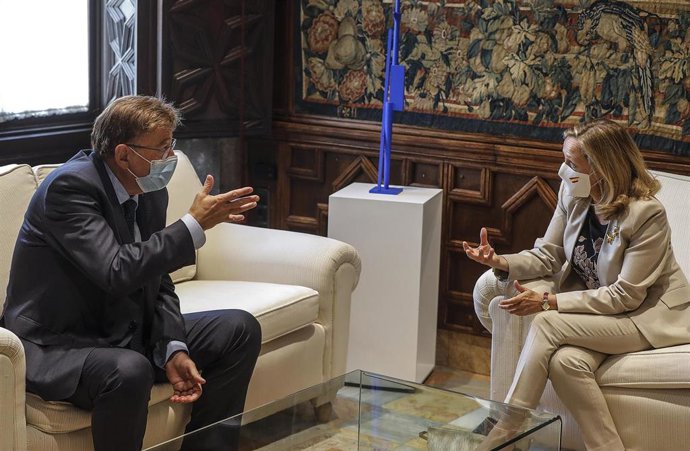 El presidente de la Generalitat, Ximo Puig y la vicepresidenta primera del Gobierno y ministra de Asuntos Económicos y Transformación Digital, Nadia Calviño, durante una reunión, en el Palau de la Generalitat de Valencia, a 9 de septiembre de 2021.