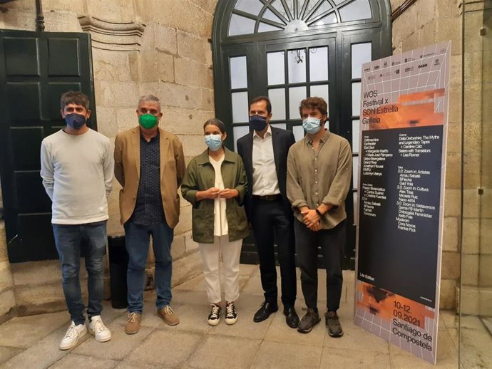 La concejala de Acción Cultural, Mercedes Rosón, el director de la Agadic, Jacobo Sutil; el alcalde de Ames, Blas García; el representante de SON Estrella Galicia, Juan Martínez Inchausti; y el director del festival WOS, Iván Arias