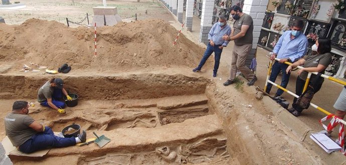 El delegado de Memoria Democrática de la Diputación de Córdoba, Ramón Hernández (segundo por la dcha.), visita los trabajos de exhumación en Hinojosa del Duque.