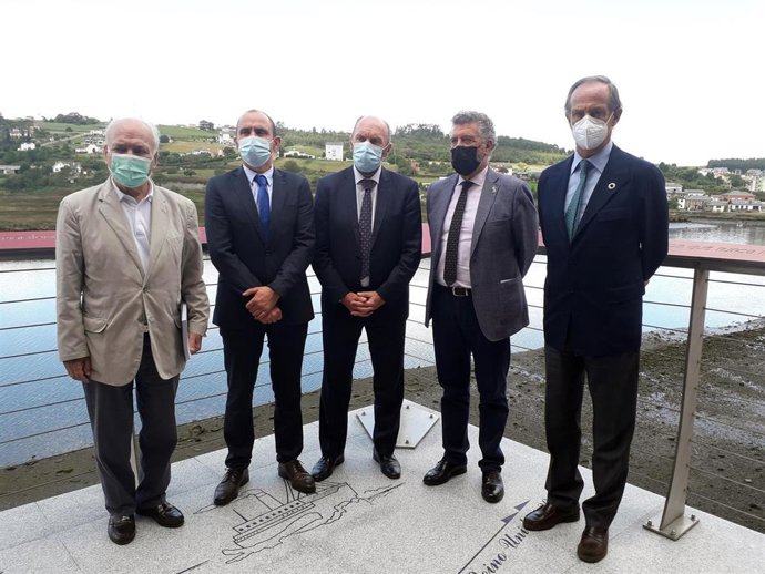 El vicepresidente y consejero Juan Cofiño durante su visita a Navia