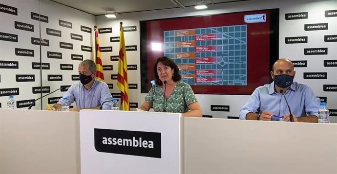 El presidente de la AMI, Jordi Gaseni, la de la ANC, Elisenda Paluzie, y el vicepresidente de mnium, Marcel Mauri.