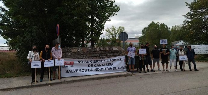 Concentración de la plantilla de Forjas de Cantabria