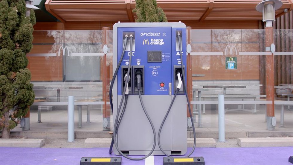 Punto de recarga de Endesa X en un restaurante de McDonald's de Lleida.