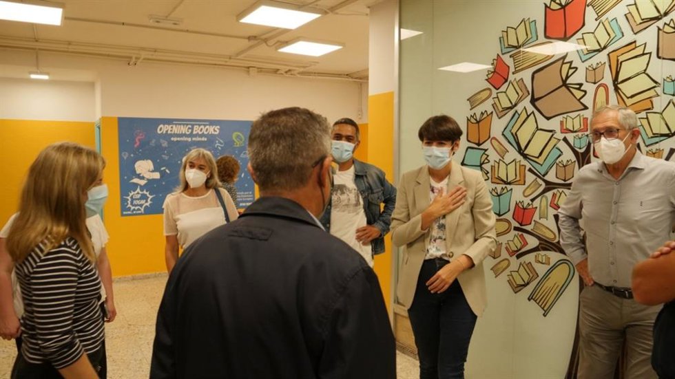 La portavoz nacional del BNG, Ana Pontón, visita en un colegio de Carballo