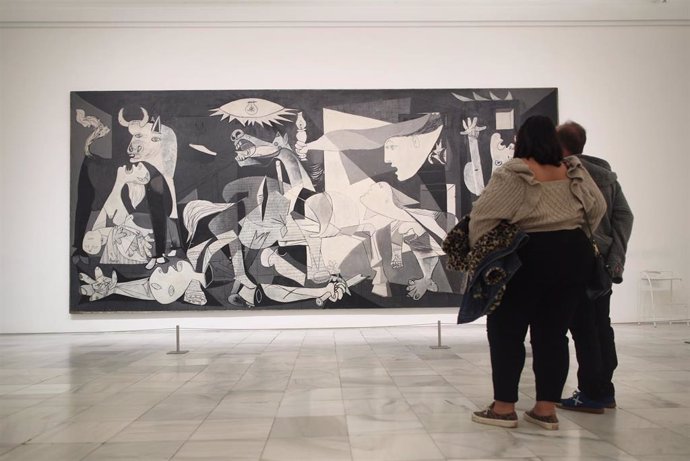 Archivo - Dos personas observan el 'Guernica' de Pablo Picasso en una de las salas del Museo Reina Sofía 