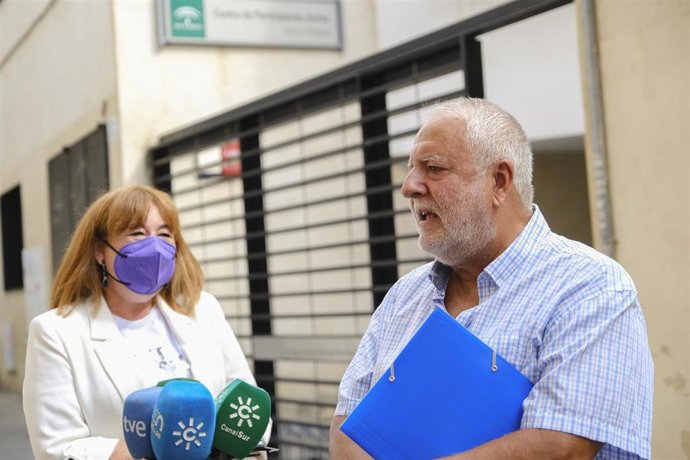 Archivo - El presidente de la Federación de Organizaciones de Mayores de Andalucía (FOAM), Martín Durán, atiende a los medios junto a la secretaria general del Grupo Socialista en el Parlamento andaluz, Soledad Pérez.