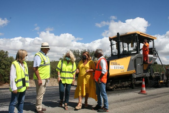 Mercedes Colombo con la alcaldesa de Puerto Real en las obras de la A-408