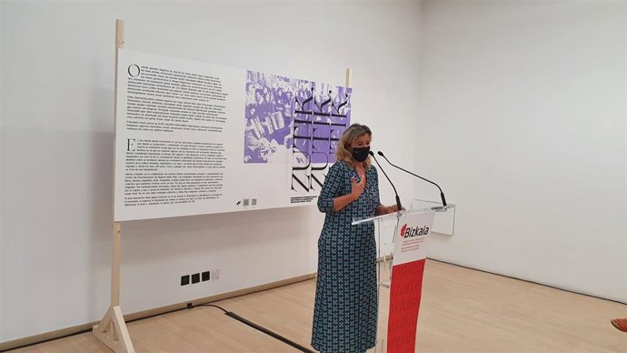 Imagen de la diputada foral de Empleo, Inclusión Social e Igualdad de Bizkaia, Teresa Laespada, en la presentación de la exposición "Zutik, Zutik, Zutik"