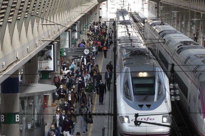 Archivo - Imagen de archivo de la llegada de pasajeros en el AVE procedente de Madrid a la Estación de Santa Justa