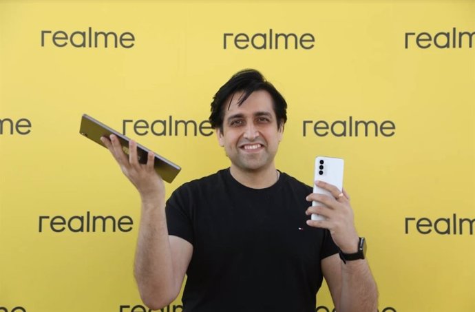 El vicepresidente de realme y CEO europeo de la compañía, Madhav Sheth, presenta en España el primer ordenador portátil y la primera tableta de la marca