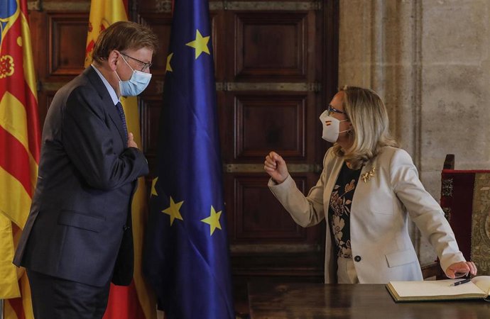 El presidente de la Generalitat, Ximo Puig y la vicepresidenta primera del Gobierno y ministra de Asuntos Económicos y Transformación Digital, Nadia Calviño, antes de una reunión, en el Palau de la Generalitat de Valencia, a 9 de septiembre de 2021.