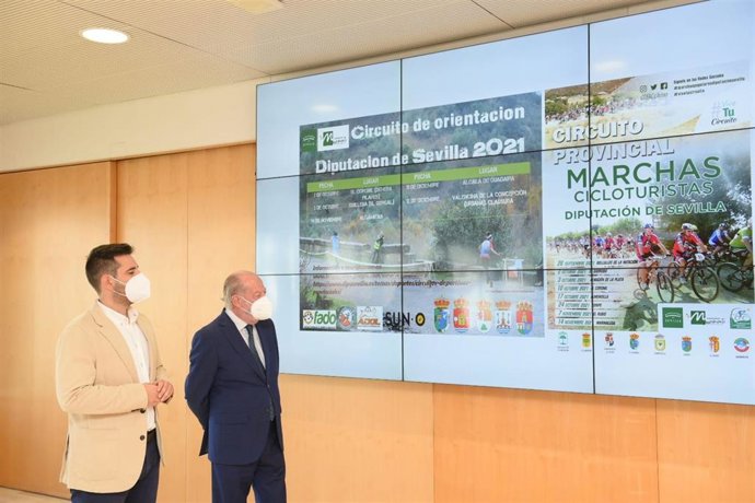 El presidente de la Diputación de Sevilla, Fernando Rodríguez Villalobos, ha presentado los circuitos deportivos provinciales de Marchas Cicloturistas y de Orientación, junto al diputado de Deporte en la provincia, Alejandro Moyano