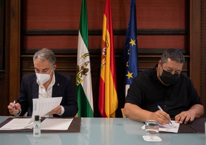 Elías Bendodo  (i.) ha renovado, este jueves, con la Federación Andaluza de Asociaciones de Emigrantes y Retornados un convenio de colaboración