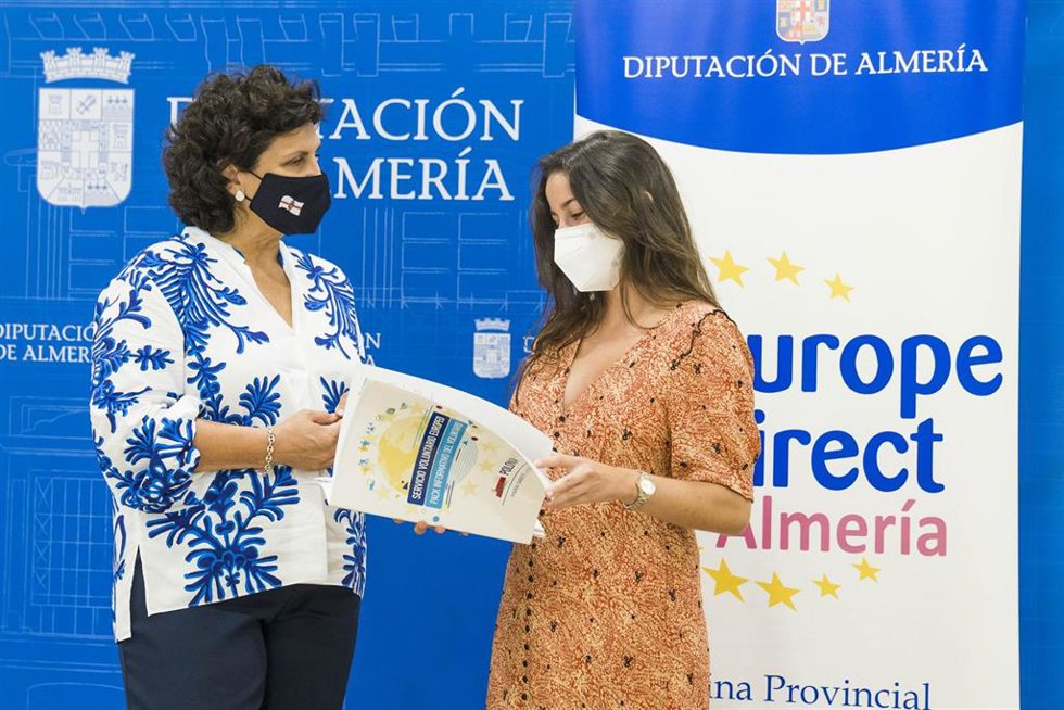 La diputada Carmen Navarro en una acción de Almería Europe Direct