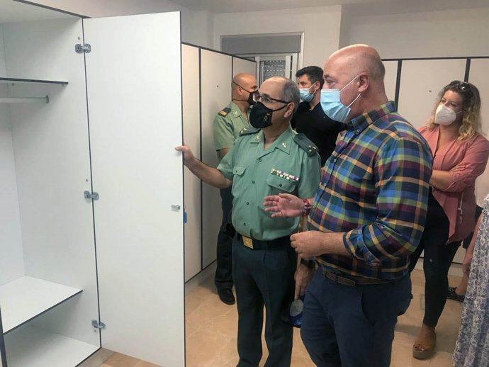 El alcalde de Rute y presidente de la Diputación de Córdoba, Antonio Ruiz, conoce las mejoras del cuartal de la Guardia Civil en Rute.