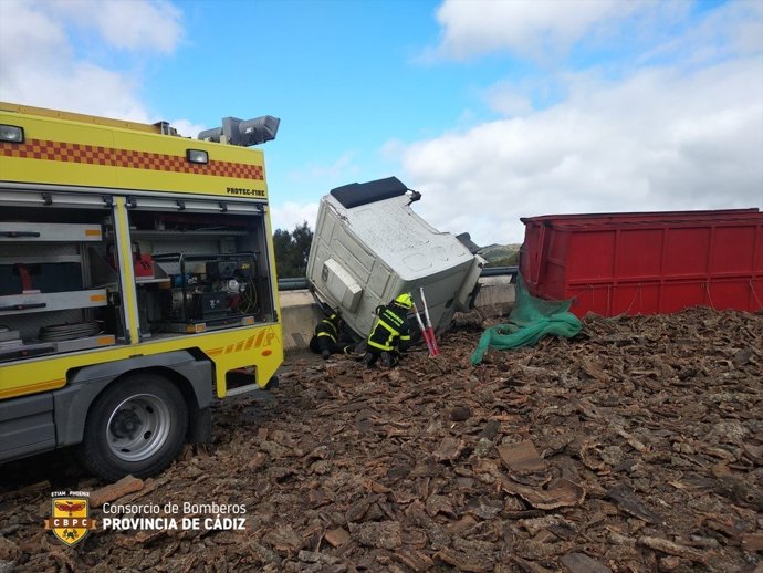 Camión siniestrado en la A-381 con la carga de corcho en la carretera.