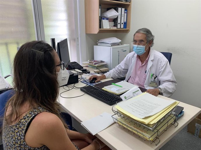 El doctor Vigueras atiende a una paciente en su consulta
