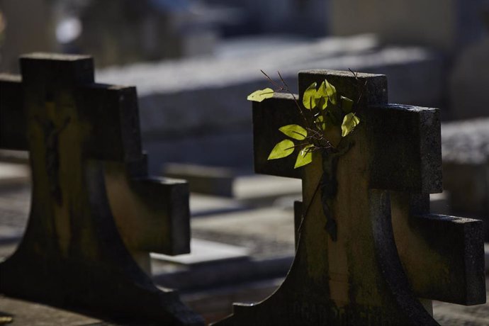 Archivo - Cruces cristianas en tumbas en el recinto del Cementerio de la Almudena, en Madrid, (España), a 1 de noviembre de 2020