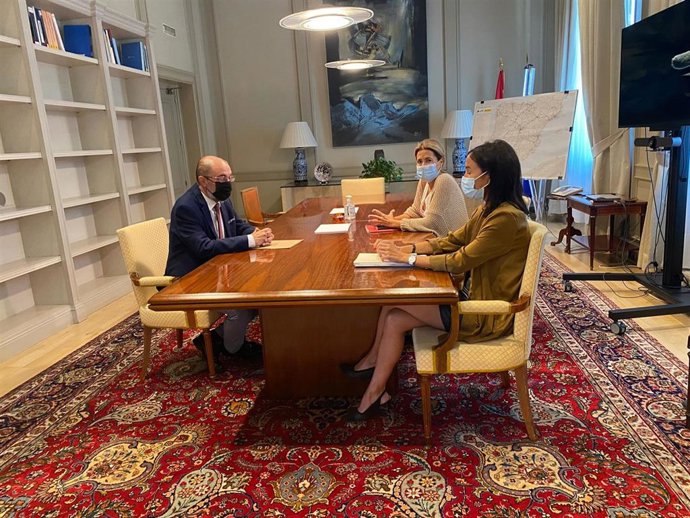 El presidente del Gobierno de Aragón, Javier Lambán, se reúne con la ministra de Transportes, Raquel Sánchez.