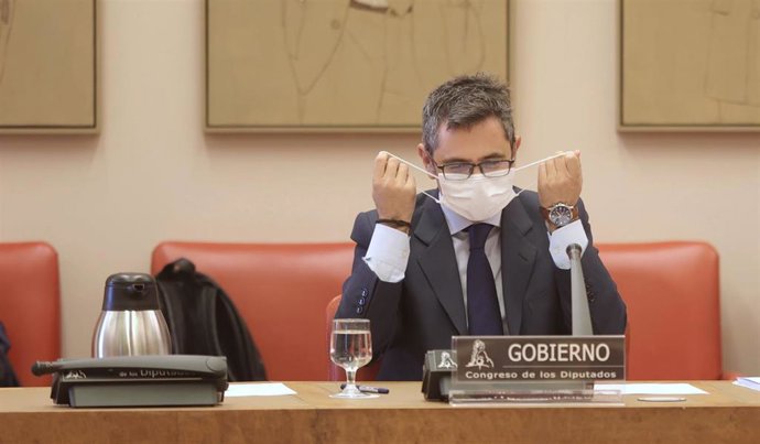 El ministro de la Presidencia, Relaciones con las Cortes y Memoria Democrática, Félix Bolaños, a su llegada para comparecer en la Comisión Constitucional en el Congreso de los Diputados, a 9 de septiembre de 2021, en Madrid (España).  Bolaños comparece 