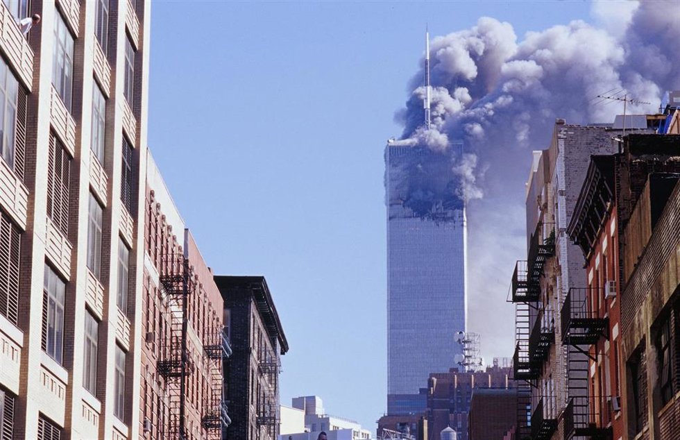 Archivo - Una de las dos Torres Gemelas tras los atentados del 11-S