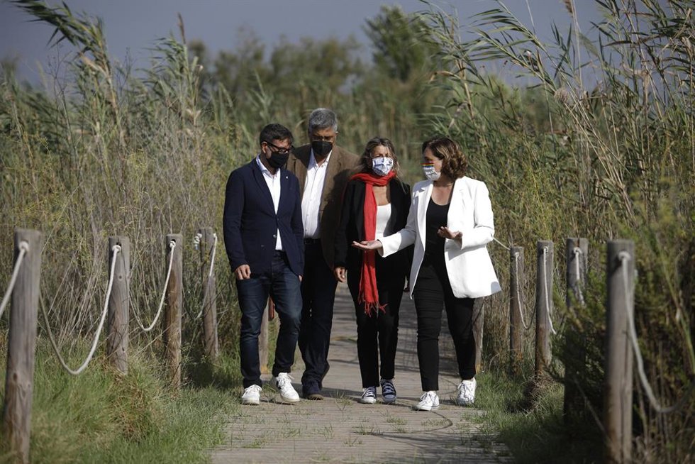 La alcaldesa de Barcelona, Ada Colau, pasea por la Ricarda junto a la vicepresidenta segunda, Yolanda Díaz; el alcalde de El Prat, Lluís Mijoler, y director del Centre de Recerca Ecolgica i Aplicacions Forestals (CREAF), Joan Pino.