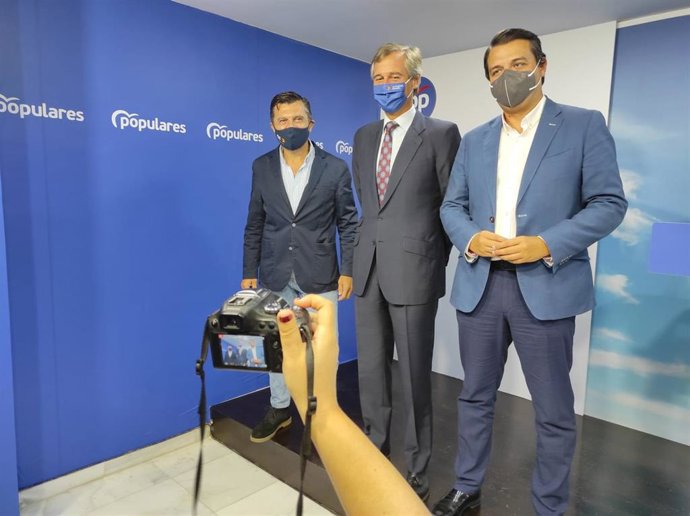 González Terol (centro), entre Martín y Bellido, en la sede del PP de Córdoba.