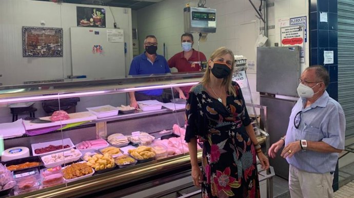 Cristina Peláez, durante la visita a un mercado de abasto de la ciudad.